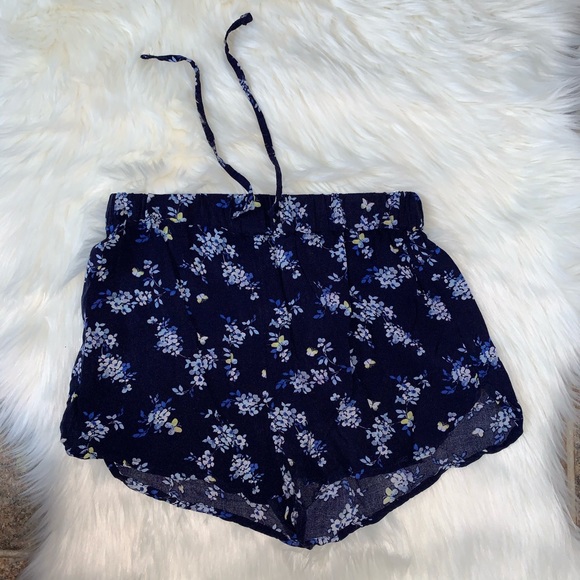 Divided and H&M flowery shorts - Picture 3 of 13